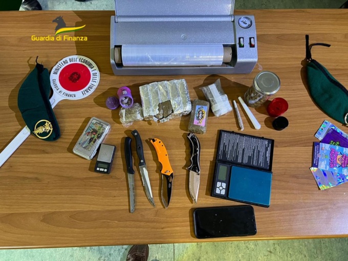 Spaccio di droga, arrestato un minorenne: confezionava le dosi destinate agli studenti