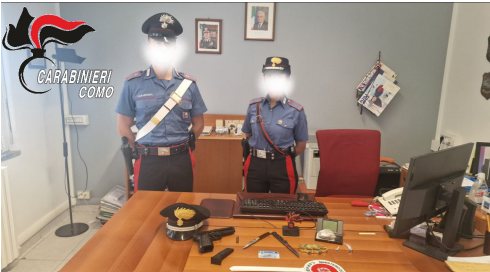 Trovato con una pistola e due coltelli in auto