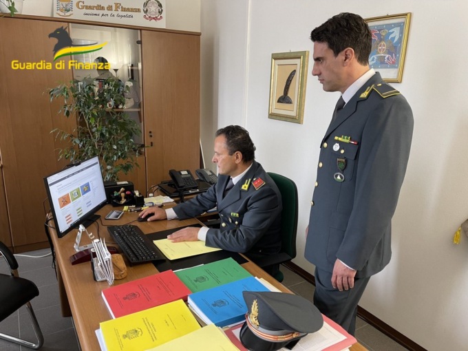 Raggira un’anziana facoltosa e gli “sfila” 360mila euro