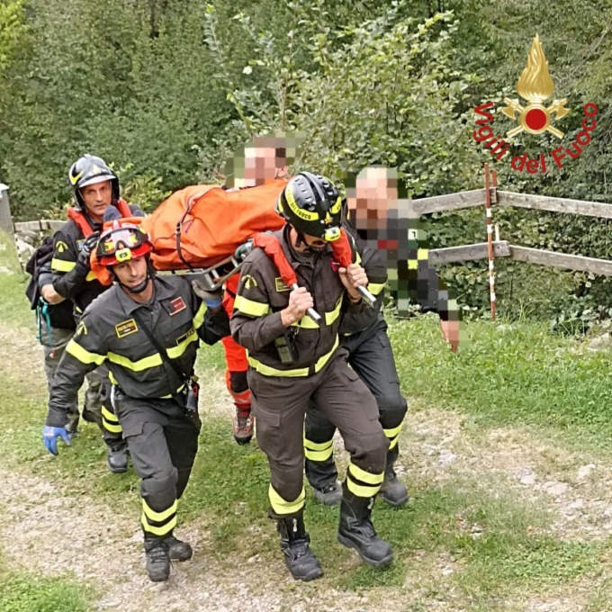 Scivola da una riva: 80enne soccorso