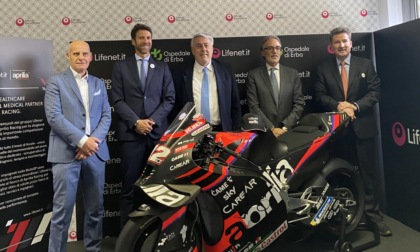 Ospedale di Erba, inaugurata l'esposizione della moto ufficiale Aprilia Racing