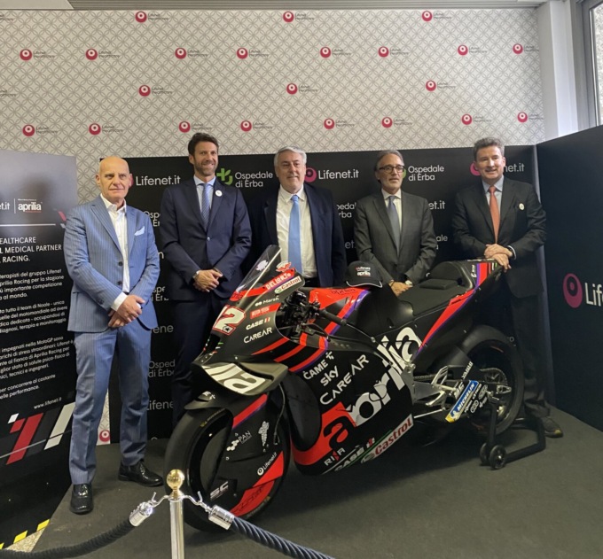 Ospedale di Erba, inaugurata l’esposizione della moto ufficiale Aprilia Racing