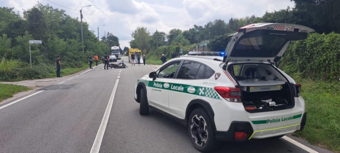 Scontro tra auto e moto: chiuso al traffico tratto di via per Navedano