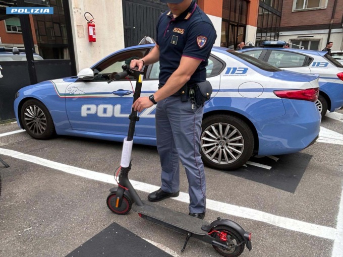 Due minori denunciati per ricettazione, un 16enne arrestato