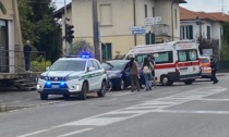 Ciclista contro auto sulla Varesina, è stato trasportato in ospedale