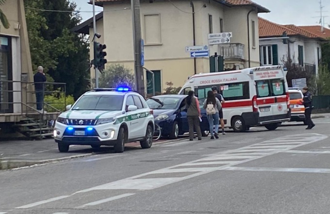 Ciclista contro auto sulla Varesina, è stato trasportato in ospedale