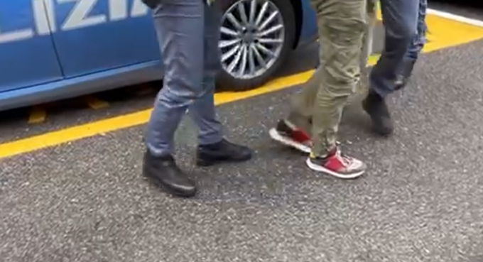 Minaccia di sfregiare il viso a un medico e danneggia gli arredi del Sert: arrestato un marianese
