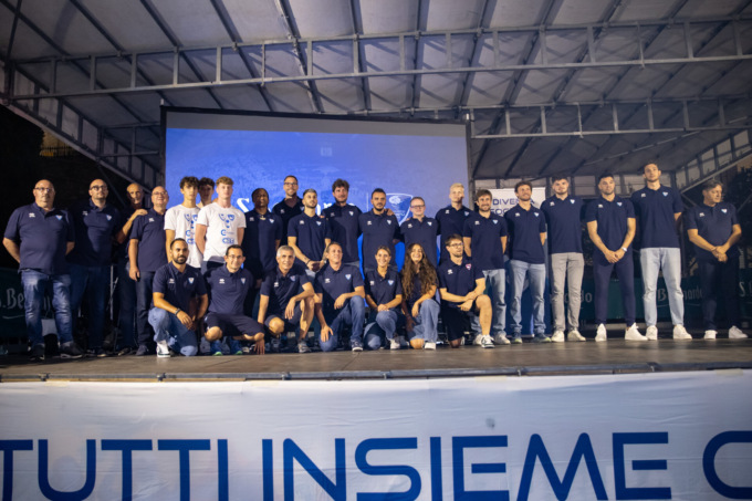 Pallacanestro Cantù: primo abbraccio dei tifosi