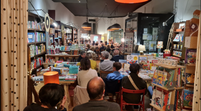 Acquista tutti i libri in vetrina e li regala ai clienti