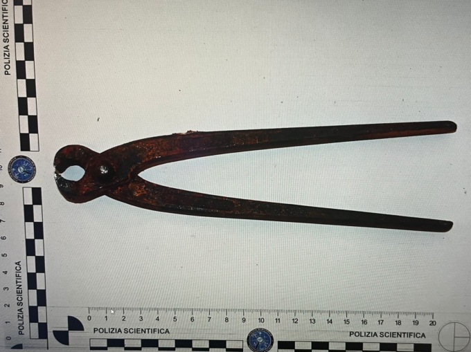 Sfonda la porta del ristorante per rubare: arrestato un 19enne