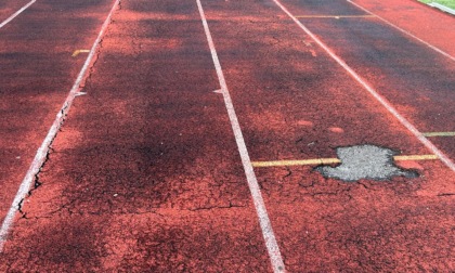 Pista di atletica, pessime condizioni del fondo