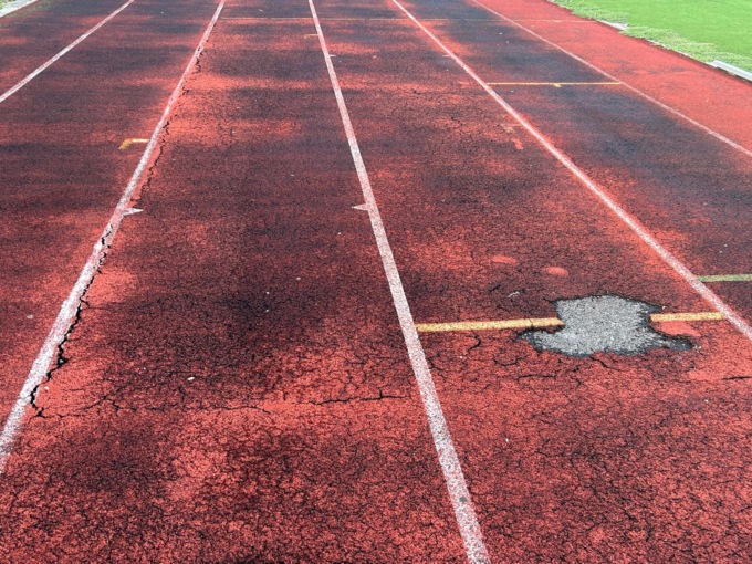 Pista di atletica, pessime condizioni del fondo