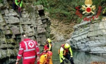 Operaio precipita in un corso d'acqua e muore