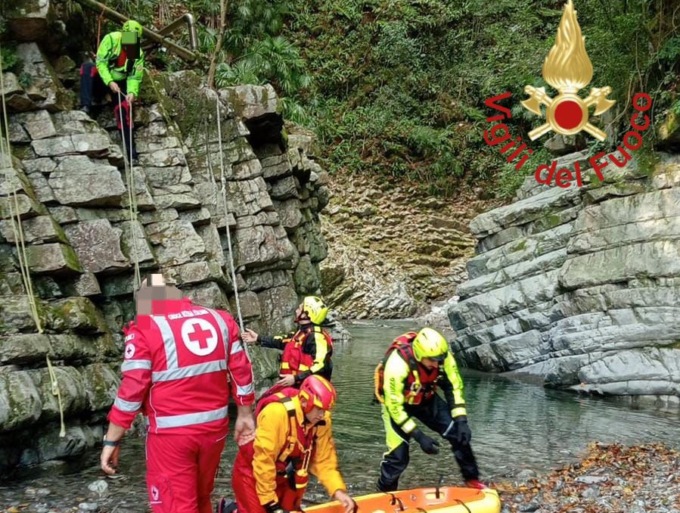 Operaio precipita in un corso d’acqua e muore