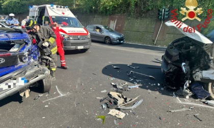 Incidente in via Oltrecolle: sei persone coinvolte