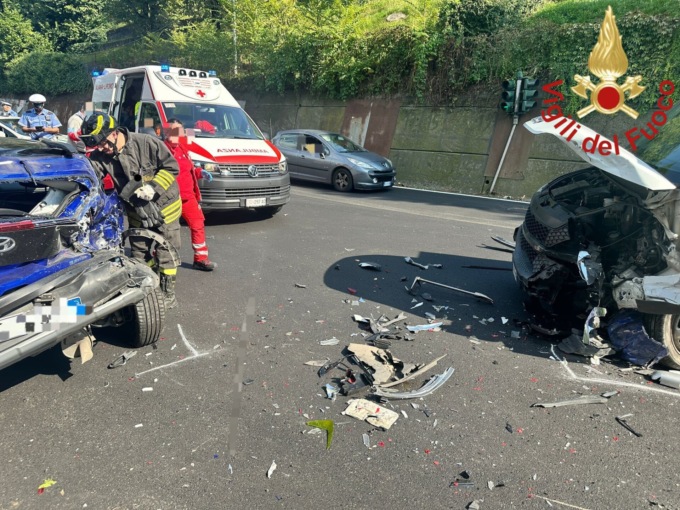 Incidente in via Oltrecolle: sei persone coinvolte