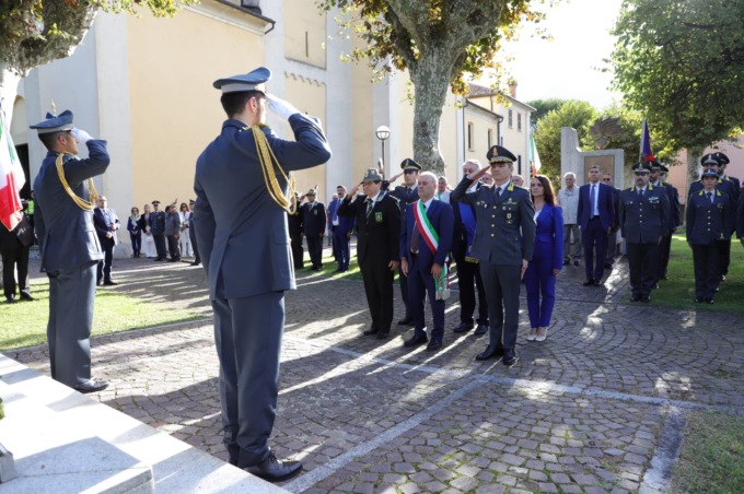 Le Fiamme gialle celebrano la posa del Monumento ai caduti