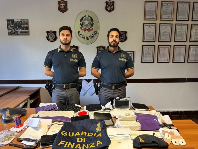 Prodotti con segni falsi, cittadino fermato a ridosso del confine