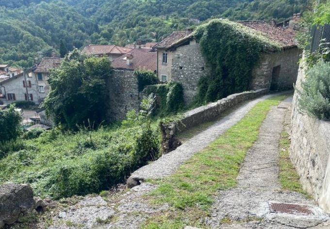 Frana un muro: strada chiusa alle auto