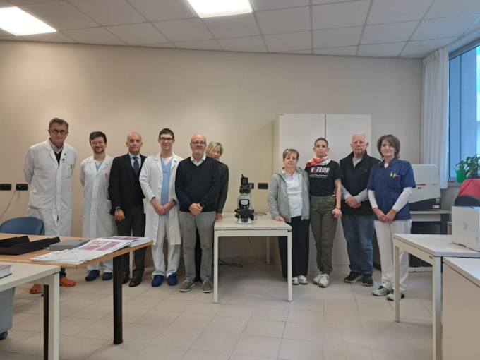 Un microscopio biologico donato da AIL Varese Como Odv all’Ematologia di Asst Lariana