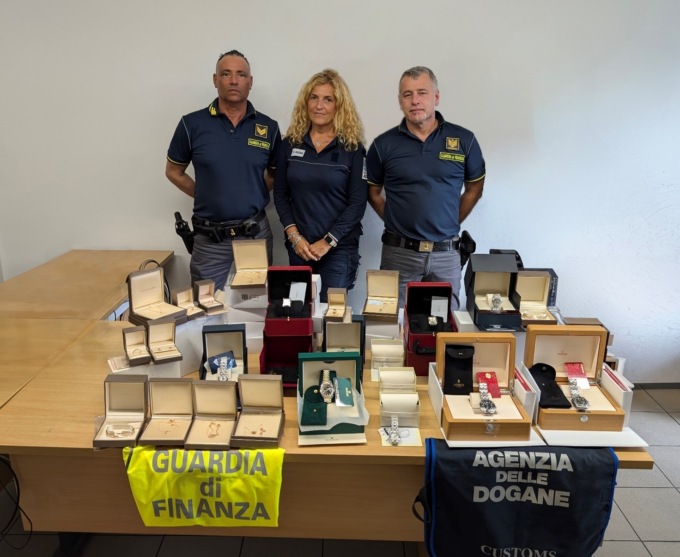 In valigia aveva orologi e gioielli per quasi 100mila euro