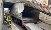 Autoarticolato si incastra sotto un ponte a Cantù: strada chiusa