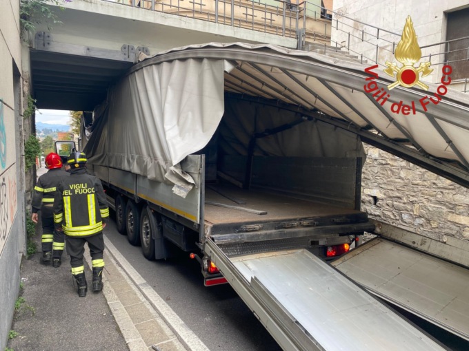 Autoarticolato si incastra sotto un ponte a Cantù: strada chiusa