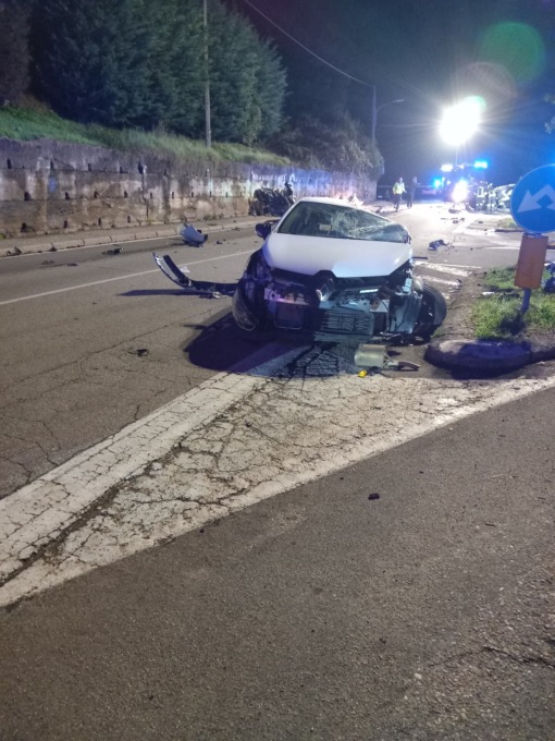 Scontro tra auto: muore un 18enne