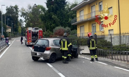 Finiscono contro un muro e tranciano un tubo del gas