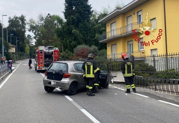 Finiscono contro un muro e tranciano un tubo del gas