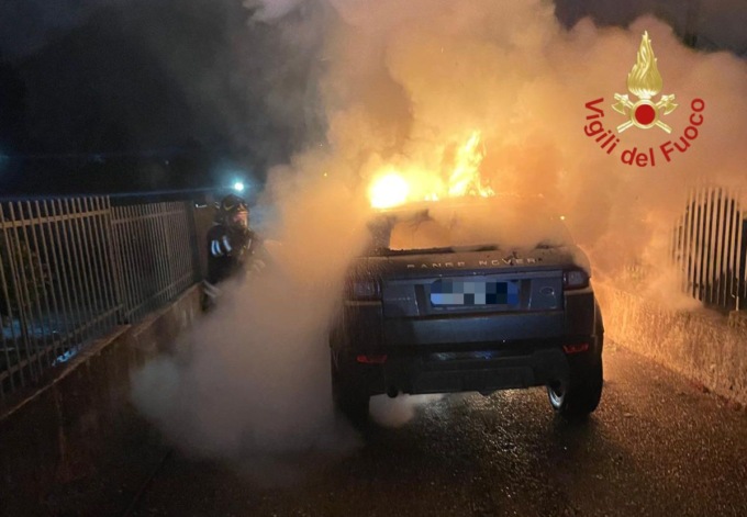 A fuoco un’automobile parcheggiata