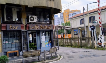 Protesta contro il bar, i residenti: "Caos e risse"