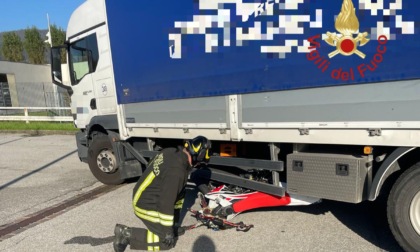 Incidente in via Milano: moto finisce sotto a un camion