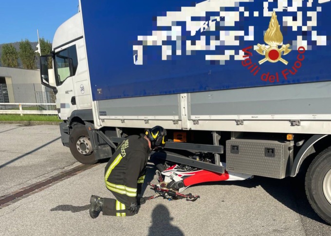 Incidente in via Milano: moto finisce sotto a un camion