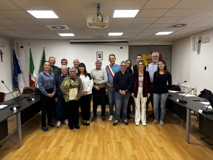 Encomio alla dipendente in pensione, lavora ancora in Municipio come volontaria