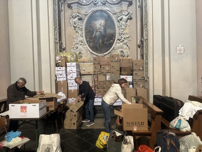 La piccola chiesa si trasforma ancora in magazzino per raccogliere aiuti umanitari