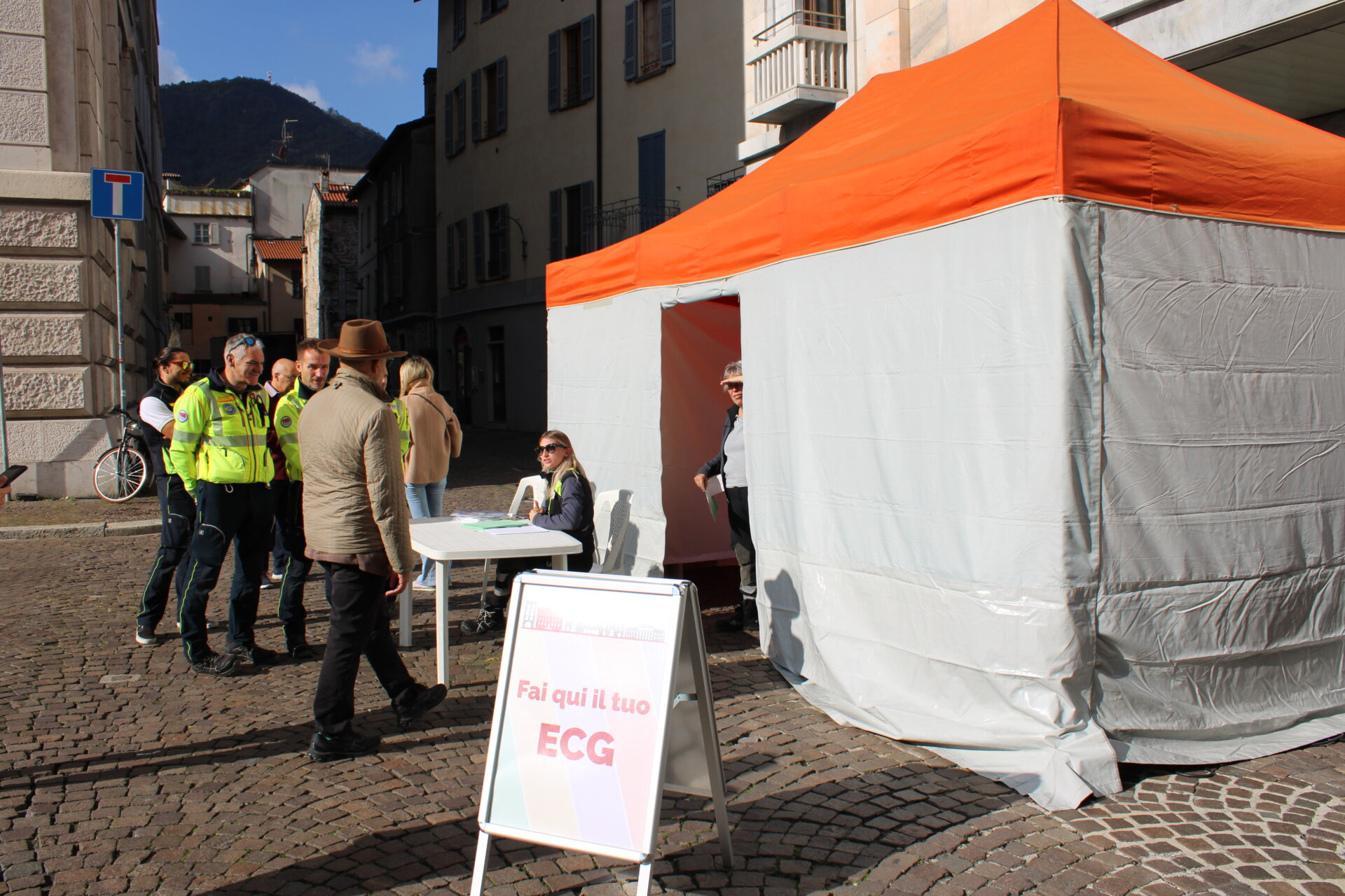 Piazza Perretta_ECG Como prevenzione in piazza rete sanitaria unita per la salute