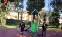 Incendia uno scivolo al parco giochi, denunciato un 34enne