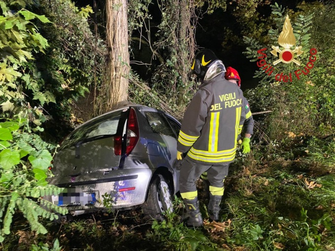 Incidente sulla Sp27, auto fuori strada