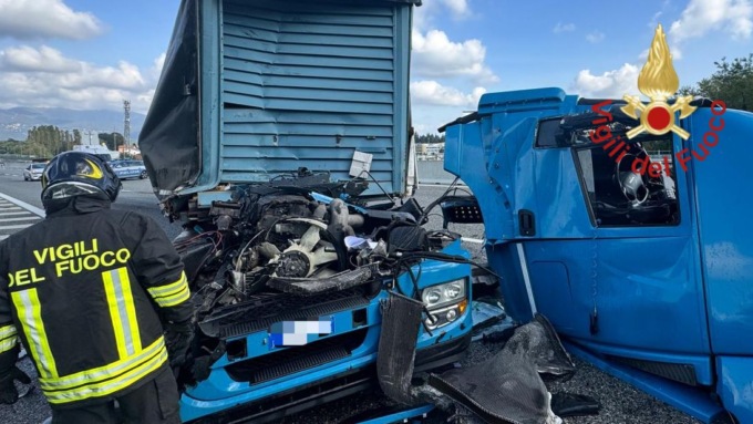 Incidente sulla A9: scontro tra due autoarticolati