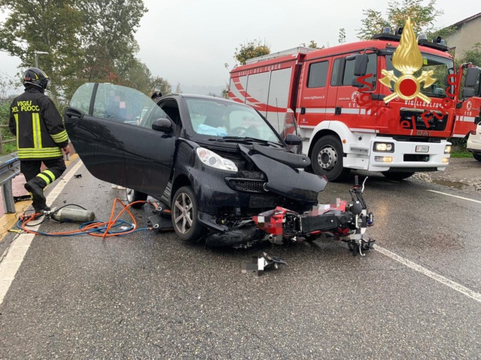 Frontale tra auto e moto: coinvolto un 17enne