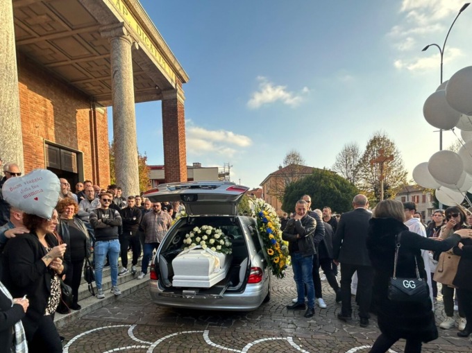 Tragedia a Carugo, addio al giovane Domenico. Il don: “La nostra vita legata a un filo fragile”