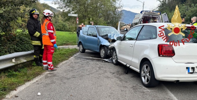 Frontale tra due auto, un anziano grave in ospedale