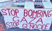 Apicoltore espone al mercato uno striscione contro la guerra a Gaza e viene multato