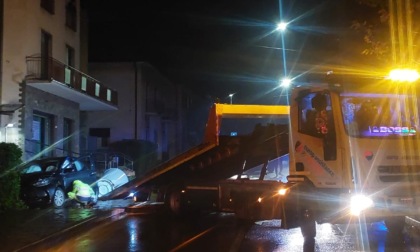 Auto in fuga dai Carabinieri, inseguimento rocambolesco in centro