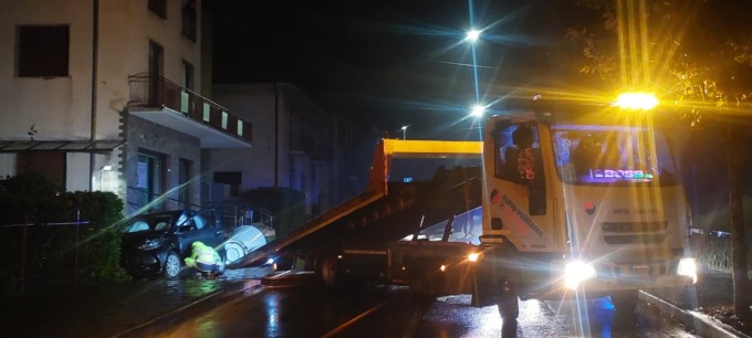 Auto in fuga dai Carabinieri, inseguimento rocambolesco in centro