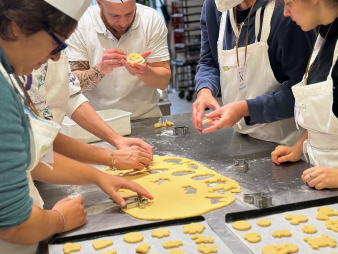 L’inclusione è di casa alla pasticceria “Tarantola”: laboratorio di biscotti con i ragazzi di Villa Magnolia