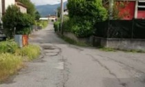 Viti gettate sull'asfalto, auto danneggiate da ignoti vandali