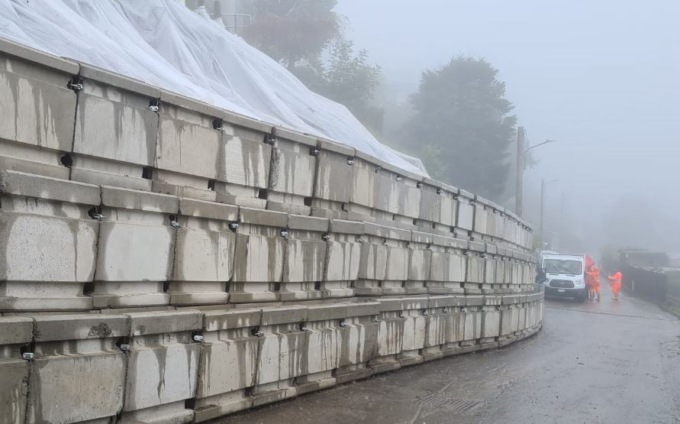 Strada riaperta alle auto a una settimana dalla frana