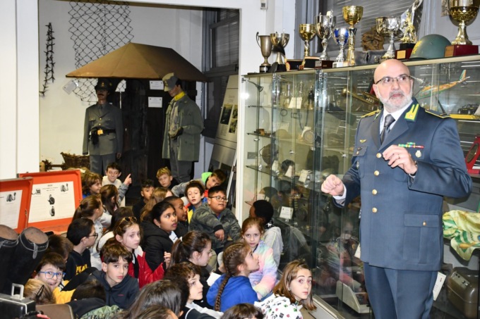 Alunni in visita al Comando provinciale della Guardia di Finanza